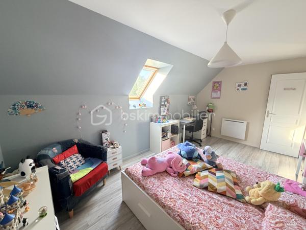 Maison récente familiale à 15 minutes de Reims

À seulement 15 minutes de Reims, découvrez cette belle maison récente située dans une commune dynamique offrant toutes les commodités, avec écoles jusqu'au collège et gare à proximité.

Dès l'entrée, vous serez séduits par ses volumes, sa luminosité et ses prestations soignées.

Au rez-de-chaussée, l'entrée avec penderie ouvre sur un vaste salon séjour traversant, baigné de lumière, idéal pour profiter pleinement des espaces de vie. Une magnifique cuisine entièrement équipée vient compléter cet espace convivial. Une chambre ainsi qu'un WC indépendant offrent également la possibilité d'une vie de plain-pied.

À l'étage, un palier dessert trois belles chambres, dont une véritable suite parentale avec salle d'eau privative et dressing. Vous trouverez également une grande salle de bains équipée d'une douche et d'une baignoire, une buanderie ainsi qu'un second WC indépendant.

À l'extérieur, vous profiterez d'une grande terrasse carrelée donnant sur jardin joliment aménagé, parfaitement orienté et sans aucun vis-à-vis, idéal pour les beaux jours et les moments de détente en famille.

Côté pratique, un grand garage ainsi que trois places de stationnement complètent ce bien.

La partie chauffage est assurée par un poêle à granulés et des radiateurs performants et économiques ce qui assure une faible consommation annuelle.

Les atouts :

* Maison récente et économique
* 4 chambres dont une suite parentale
* Salon séjour traversant et lumineux avec un parquet chêne récent et de très belle qualité
* Cuisine entièrement équipée
* Salle de bains avec douche et baignoire
* Buanderie
* Jardin aménagé, bien orienté et sans vis-à-vis
* Grand garage
* 3 stationnements
* Commune avec commerces et commodités
* Écoles jusqu'au collège
* Gare
* À seulement 15 minutes de Reims

Une maison familiale, confortable et fonctionnelle, idéalement située pour conjuguer qualité de vie et proximité de Reims. À découvrir sans tarder !
Contactez moi vite !!!