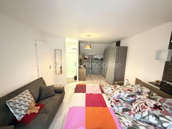 Maison récente familiale à 15 minutes de Reims

À seulement 15 minutes de Reims, découvrez cette belle maison récente située dans une commune dynamique offrant toutes les commodités, avec écoles jusqu'au collège et gare à proximité.

Dès l'entrée, vous serez séduits par ses volumes, sa luminosité et ses prestations soignées.

Au rez-de-chaussée, l'entrée avec penderie ouvre sur un vaste salon séjour traversant, baigné de lumière, idéal pour profiter pleinement des espaces de vie. Une magnifique cuisine entièrement équipée vient compléter cet espace convivial. Une chambre ainsi qu'un WC indépendant offrent également la possibilité d'une vie de plain-pied.

À l'étage, un palier dessert trois belles chambres, dont une véritable suite parentale avec salle d'eau privative et dressing. Vous trouverez également une grande salle de bains équipée d'une douche et d'une baignoire, une buanderie ainsi qu'un second WC indépendant.

À l'extérieur, vous profiterez d'une grande terrasse carrelée donnant sur jardin joliment aménagé, parfaitement orienté et sans aucun vis-à-vis, idéal pour les beaux jours et les moments de détente en famille.

Côté pratique, un grand garage ainsi que trois places de stationnement complètent ce bien.

La partie chauffage est assurée par un poêle à granulés et des radiateurs performants et économiques ce qui assure une faible consommation annuelle.

Les atouts :

* Maison récente et économique
* 4 chambres dont une suite parentale
* Salon séjour traversant et lumineux avec un parquet chêne récent et de très belle qualité
* Cuisine entièrement équipée
* Salle de bains avec douche et baignoire
* Buanderie
* Jardin aménagé, bien orienté et sans vis-à-vis
* Grand garage
* 3 stationnements
* Commune avec commerces et commodités
* Écoles jusqu'au collège
* Gare
* À seulement 15 minutes de Reims

Une maison familiale, confortable et fonctionnelle, idéalement située pour conjuguer qualité de vie et proximité de Reims. À découvrir sans tarder !
Contactez moi vite !!!