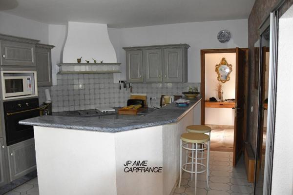 Dpt Gard (30), à vendre BAGNOLS SUR CEZE maison d'architecte de 200 m² avec piscine couverte et aménagements indépendants pour profession libérale.- Terrain de 1 268,00 m²