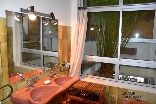 Dpt Gard (30), à vendre BAGNOLS SUR CEZE maison d'architecte de 200 m² avec piscine couverte et aménagements indépendants pour profession libérale.- Terrain de 1 268,00 m²