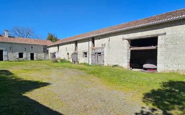 Maison à vendre    5 pièces •  Courcoué