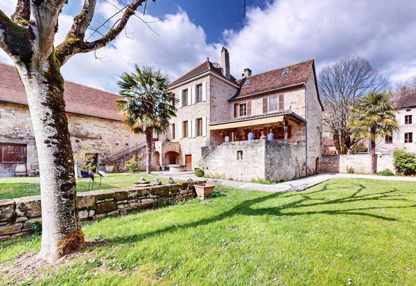 Ilôt rénové dans village médiéval Figeac