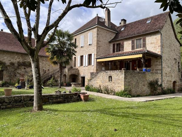 Ilôt rénové dans village médiéval Figeac