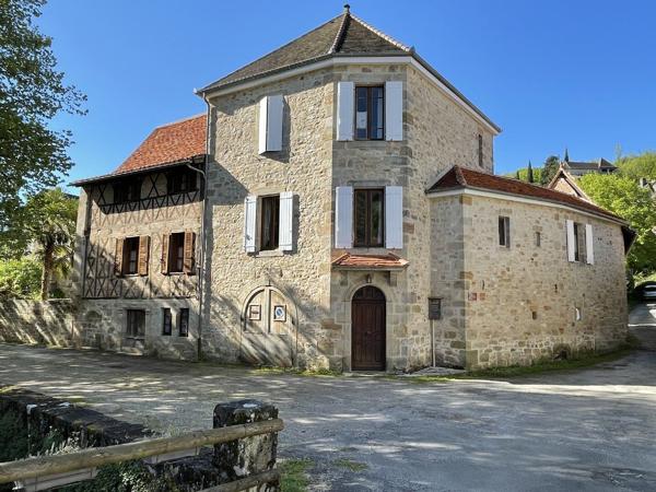Ilôt rénové dans village médiéval Figeac
