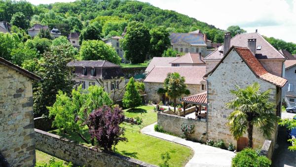 Ilôt rénové dans village médiéval Figeac
