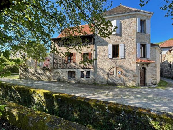 Ilôt rénové dans village médiéval Figeac