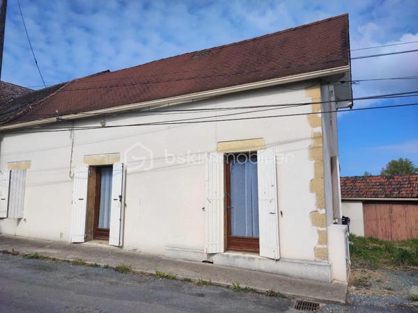 Située sur la commune de Saint-Laurent-des-Vignes, à proximité de toutes les commodités, cette maison de plain-pied au fort potentiel n’attend plus que vous.

Elle se compose d’une cuisine, d’un salon chaleureux équipé d’un poêle à granulés, d’une pièce supplémentaire avec cheminée, de deux chambres, d’une salle de bain avec WC ainsi que d’une buanderie.

À l’extérieur, vous profiterez d’un agréable jardin et d’un garage.

Cette maison représente une belle opportunité, idéale pour un investissement ou un projet de rénovation.

À visiter sans tarder !