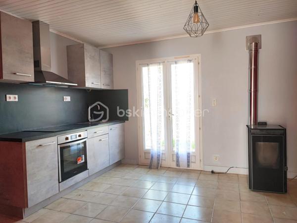 Située sur la commune de Saint-Laurent-des-Vignes, à proximité de toutes les commodités, cette maison de plain-pied au fort potentiel n’attend plus que vous.

Elle se compose d’une cuisine, d’un salon chaleureux équipé d’un poêle à granulés, d’une pièce supplémentaire avec cheminée, de deux chambres, d’une salle de bain avec WC ainsi que d’une buanderie.

À l’extérieur, vous profiterez d’un agréable jardin et d’un garage.

Cette maison représente une belle opportunité, idéale pour un investissement ou un projet de rénovation.

À visiter sans tarder !