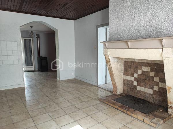 Située sur la commune de Saint-Laurent-des-Vignes, à proximité de toutes les commodités, cette maison de plain-pied au fort potentiel n’attend plus que vous.

Elle se compose d’une cuisine, d’un salon chaleureux équipé d’un poêle à granulés, d’une pièce supplémentaire avec cheminée, de deux chambres, d’une salle de bain avec WC ainsi que d’une buanderie.

À l’extérieur, vous profiterez d’un agréable jardin et d’un garage.

Cette maison représente une belle opportunité, idéale pour un investissement ou un projet de rénovation.

À visiter sans tarder !