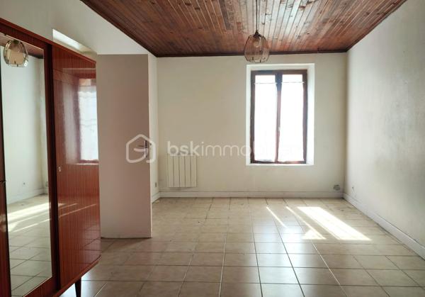 Située sur la commune de Saint-Laurent-des-Vignes, à proximité de toutes les commodités, cette maison de plain-pied au fort potentiel n’attend plus que vous.

Elle se compose d’une cuisine, d’un salon chaleureux équipé d’un poêle à granulés, d’une pièce supplémentaire avec cheminée, de deux chambres, d’une salle de bain avec WC ainsi que d’une buanderie.

À l’extérieur, vous profiterez d’un agréable jardin et d’un garage.

Cette maison représente une belle opportunité, idéale pour un investissement ou un projet de rénovation.

À visiter sans tarder !