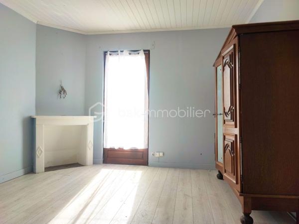 Située sur la commune de Saint-Laurent-des-Vignes, à proximité de toutes les commodités, cette maison de plain-pied au fort potentiel n’attend plus que vous.

Elle se compose d’une cuisine, d’un salon chaleureux équipé d’un poêle à granulés, d’une pièce supplémentaire avec cheminée, de deux chambres, d’une salle de bain avec WC ainsi que d’une buanderie.

À l’extérieur, vous profiterez d’un agréable jardin et d’un garage.

Cette maison représente une belle opportunité, idéale pour un investissement ou un projet de rénovation.

À visiter sans tarder !