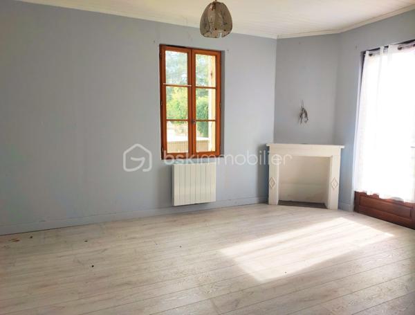 Située sur la commune de Saint-Laurent-des-Vignes, à proximité de toutes les commodités, cette maison de plain-pied au fort potentiel n’attend plus que vous.

Elle se compose d’une cuisine, d’un salon chaleureux équipé d’un poêle à granulés, d’une pièce supplémentaire avec cheminée, de deux chambres, d’une salle de bain avec WC ainsi que d’une buanderie.

À l’extérieur, vous profiterez d’un agréable jardin et d’un garage.

Cette maison représente une belle opportunité, idéale pour un investissement ou un projet de rénovation.

À visiter sans tarder !