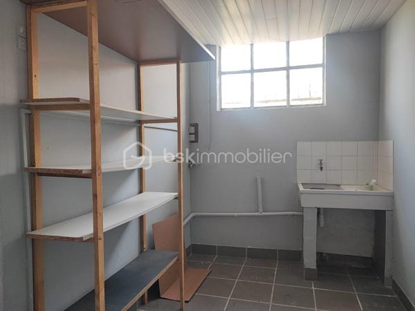 Située sur la commune de Saint-Laurent-des-Vignes, à proximité de toutes les commodités, cette maison de plain-pied au fort potentiel n’attend plus que vous.

Elle se compose d’une cuisine, d’un salon chaleureux équipé d’un poêle à granulés, d’une pièce supplémentaire avec cheminée, de deux chambres, d’une salle de bain avec WC ainsi que d’une buanderie.

À l’extérieur, vous profiterez d’un agréable jardin et d’un garage.

Cette maison représente une belle opportunité, idéale pour un investissement ou un projet de rénovation.

À visiter sans tarder !