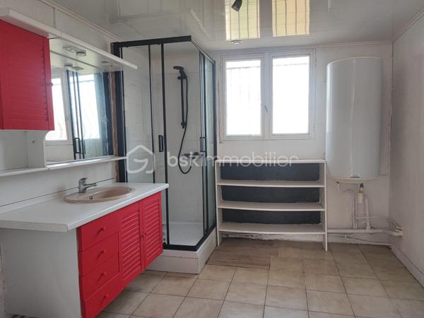 Située sur la commune de Saint-Laurent-des-Vignes, à proximité de toutes les commodités, cette maison de plain-pied au fort potentiel n’attend plus que vous.

Elle se compose d’une cuisine, d’un salon chaleureux équipé d’un poêle à granulés, d’une pièce supplémentaire avec cheminée, de deux chambres, d’une salle de bain avec WC ainsi que d’une buanderie.

À l’extérieur, vous profiterez d’un agréable jardin et d’un garage.

Cette maison représente une belle opportunité, idéale pour un investissement ou un projet de rénovation.

À visiter sans tarder !