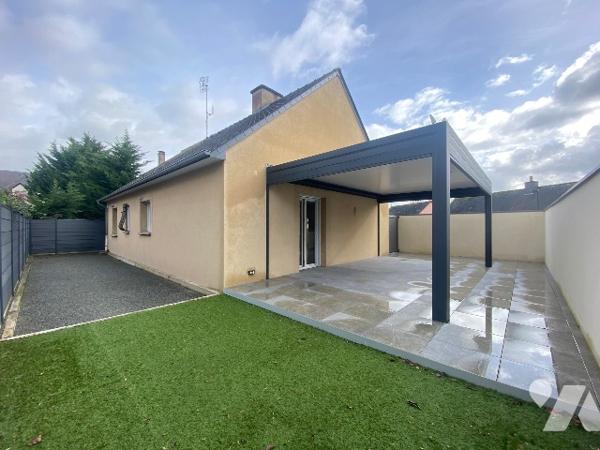 Pavillon de 110 m² : séjour, cuisine ouverte A/E, 5 chambres, 2 salles d'eau, 2 WC. Garage, terrasse