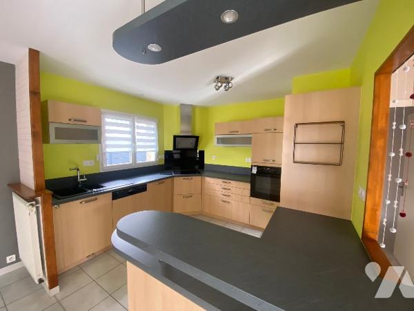 Pavillon de 110 m² : séjour, cuisine ouverte A/E, 5 chambres, 2 salles d'eau, 2 WC. Garage, terrasse