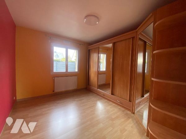 Pavillon de 110 m² : séjour, cuisine ouverte A/E, 5 chambres, 2 salles d'eau, 2 WC. Garage, terrasse