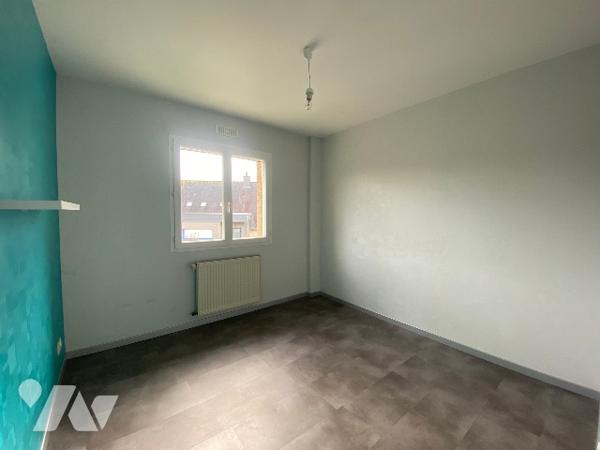 Pavillon de 110 m² : séjour, cuisine ouverte A/E, 5 chambres, 2 salles d'eau, 2 WC. Garage, terrasse