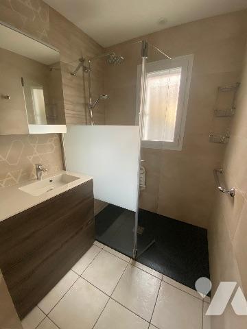 Pavillon de 110 m² : séjour, cuisine ouverte A/E, 5 chambres, 2 salles d'eau, 2 WC. Garage, terrasse