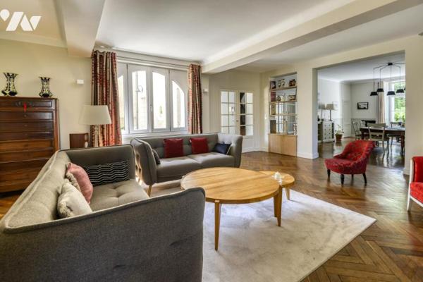 À vendre Ancenis quartier très recherché- maison de caractère- 6 chambres - piscine-862m² de jardin 