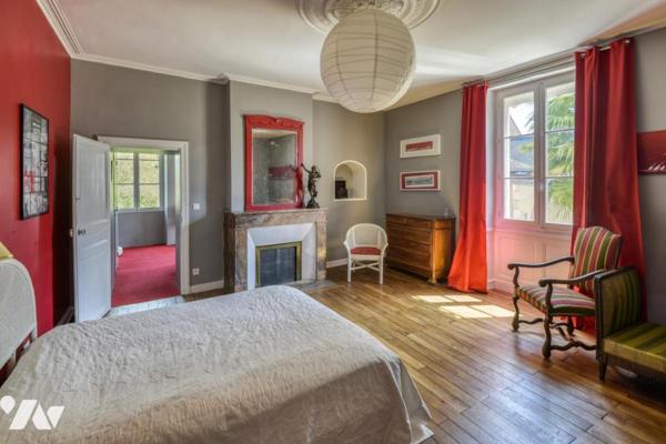 À vendre Ancenis quartier très recherché- maison de caractère- 6 chambres - piscine-862m² de jardin 