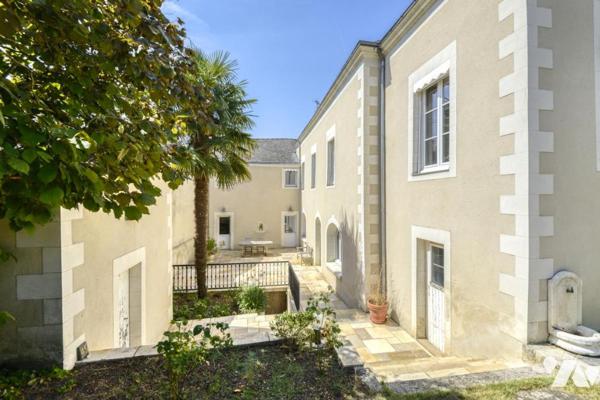 À vendre Ancenis quartier très recherché- maison de caractère- 6 chambres - piscine-862m² de jardin 