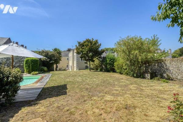 À vendre Ancenis quartier très recherché- maison de caractère- 6 chambres - piscine-862m² de jardin 
