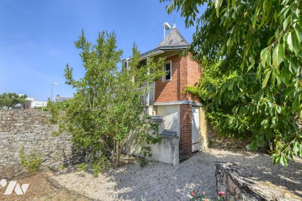À vendre Ancenis quartier très recherché- maison de caractère- 6 chambres - piscine-862m² de jardin 