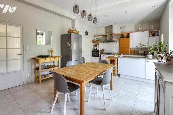 À vendre Ancenis quartier très recherché- maison de caractère- 6 chambres - piscine-862m² de jardin 