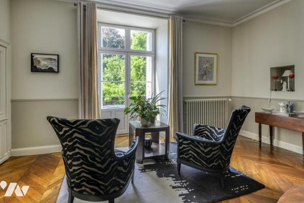 À vendre Ancenis quartier très recherché- maison de caractère- 6 chambres - piscine-862m² de jardin 