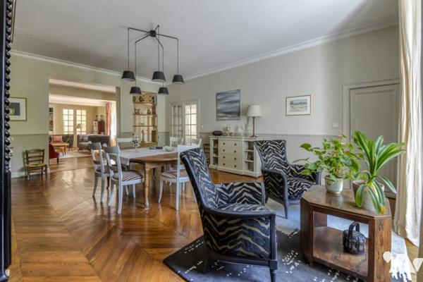 À vendre Ancenis quartier très recherché- maison de caractère- 6 chambres - piscine-862m² de jardin 