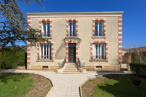 Prix baissé - Élégante Maison de Village avec Deux Logements Supplémentaires, Dépendances et Jardin Clos Aigre