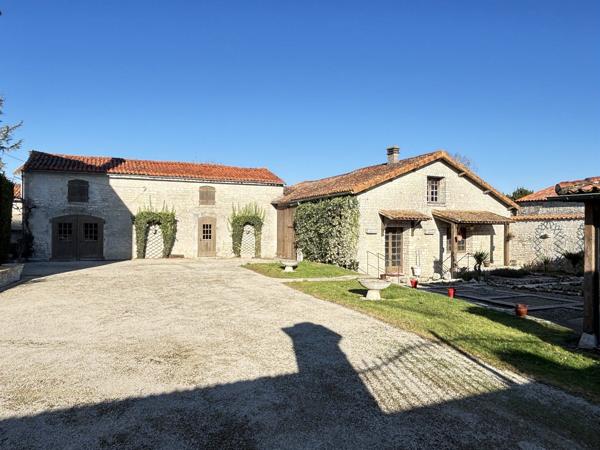 Prix baissé - Élégante Maison de Village avec Deux Logements Supplémentaires, Dépendances et Jardin Clos Aigre