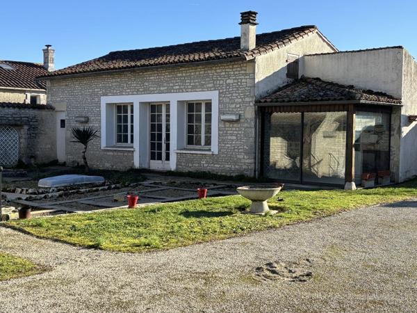 Prix baissé - Élégante Maison de Village avec Deux Logements Supplémentaires, Dépendances et Jardin Clos Aigre