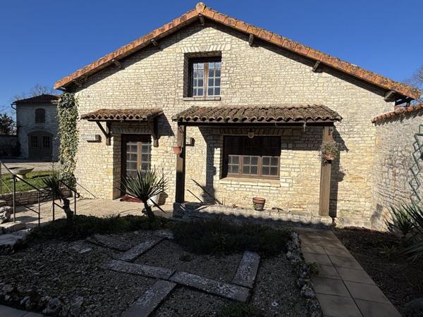 Prix baissé - Élégante Maison de Village avec Deux Logements Supplémentaires, Dépendances et Jardin Clos Aigre