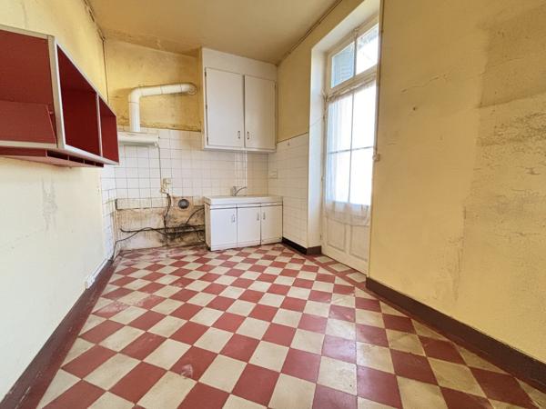 Prix baissé - Élégante Maison de Village avec Deux Logements Supplémentaires, Dépendances et Jardin Clos Aigre