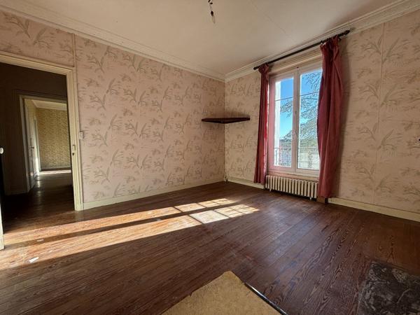 Prix baissé - Élégante Maison de Village avec Deux Logements Supplémentaires, Dépendances et Jardin Clos Aigre
