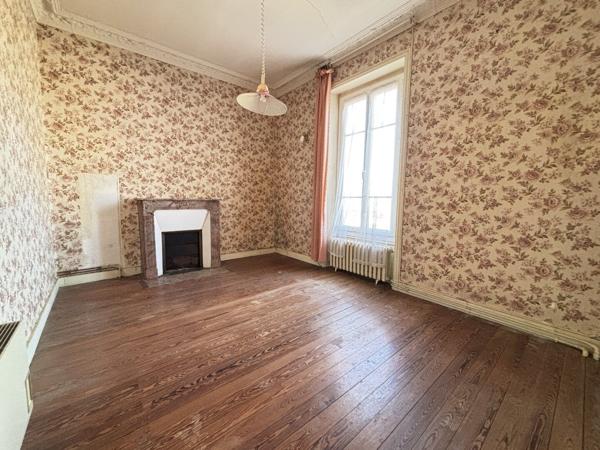 Prix baissé - Élégante Maison de Village avec Deux Logements Supplémentaires, Dépendances et Jardin Clos Aigre