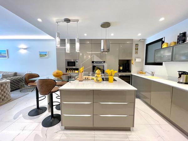 APPARTEMENT LUXUEUX DE TYPE 4 PIECES.