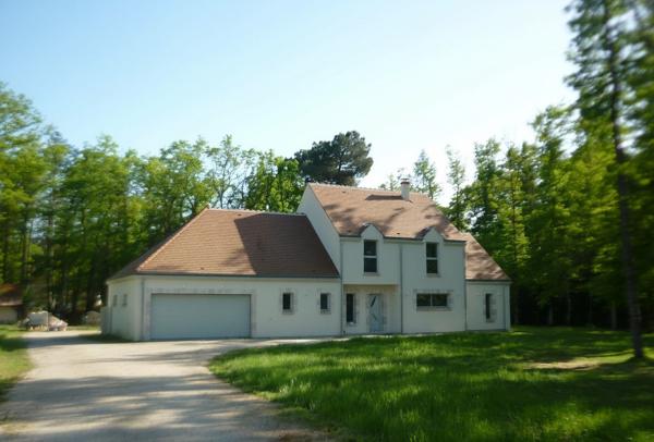 Propriété familiale neuve avec dépendance