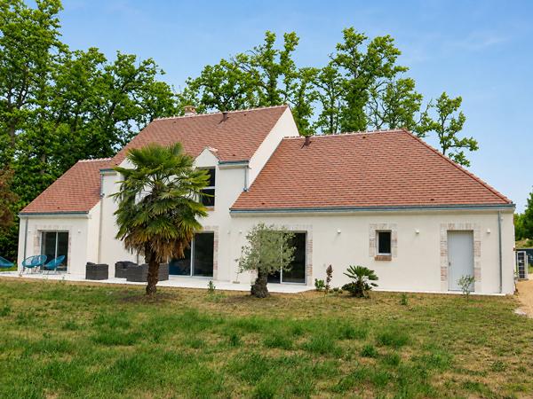 Propriété familiale neuve avec dépendance