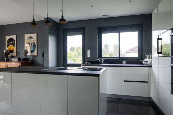 CHAMBRAY-LÈS-TOURS 37170 – MAISON CONTEMPORAINE RÉNOVÉE – 200 m² – 5 CHAMBRES – SOUS-SOL AMÉNAGÉ – JARDIN 980 m² – GARAGE DOUBLE