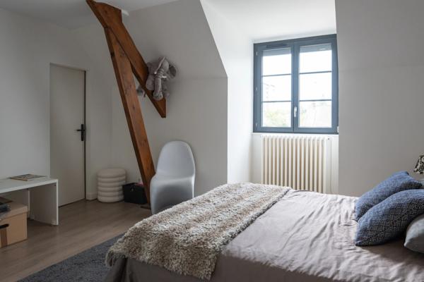 CHAMBRAY-LÈS-TOURS 37170 – MAISON CONTEMPORAINE RÉNOVÉE – 200 m² – 5 CHAMBRES – SOUS-SOL AMÉNAGÉ – JARDIN 980 m² – GARAGE DOUBLE