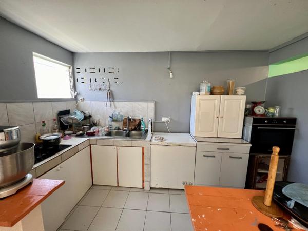 Grande maison avec potentiel locatif, garage