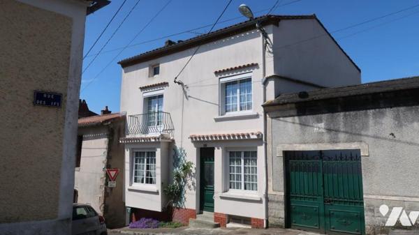 POUZAUGES CENTRE VILLE, GRANDE MAISON D'HABITATION DE 114 m² SUR SOUS-SOL COMPLET + GARAGE.