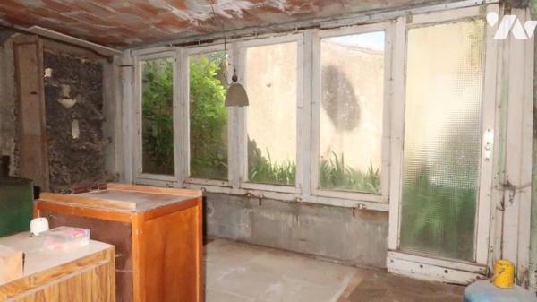 POUZAUGES CENTRE VILLE, GRANDE MAISON D'HABITATION DE 114 m² SUR SOUS-SOL COMPLET + GARAGE.