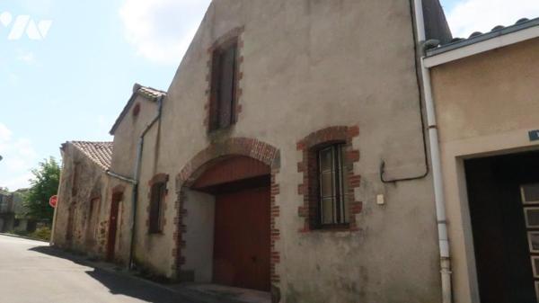 POUZAUGES CENTRE VILLE, GRANDE MAISON D'HABITATION DE 114 m² SUR SOUS-SOL COMPLET + GARAGE.