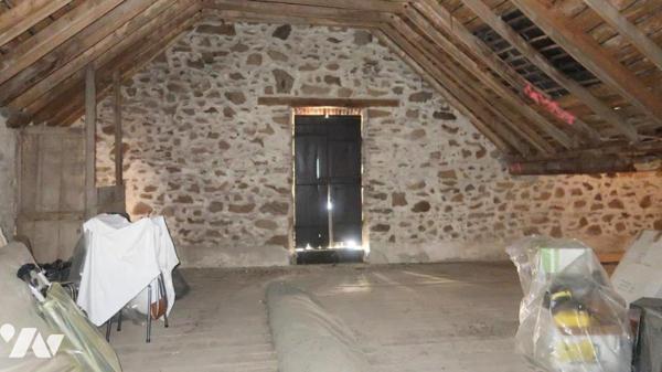 POUZAUGES CENTRE VILLE, GRANDE MAISON D'HABITATION DE 114 m² SUR SOUS-SOL COMPLET + GARAGE.