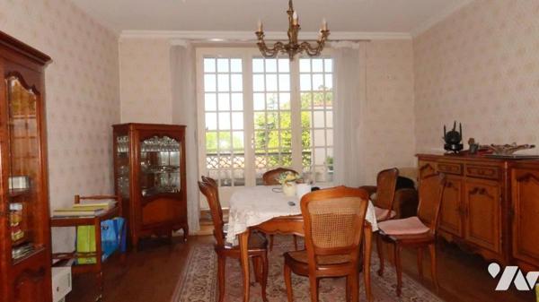 POUZAUGES CENTRE VILLE, GRANDE MAISON D'HABITATION DE 114 m² SUR SOUS-SOL COMPLET + GARAGE.