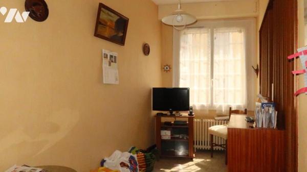 POUZAUGES CENTRE VILLE, GRANDE MAISON D'HABITATION DE 114 m² SUR SOUS-SOL COMPLET + GARAGE.